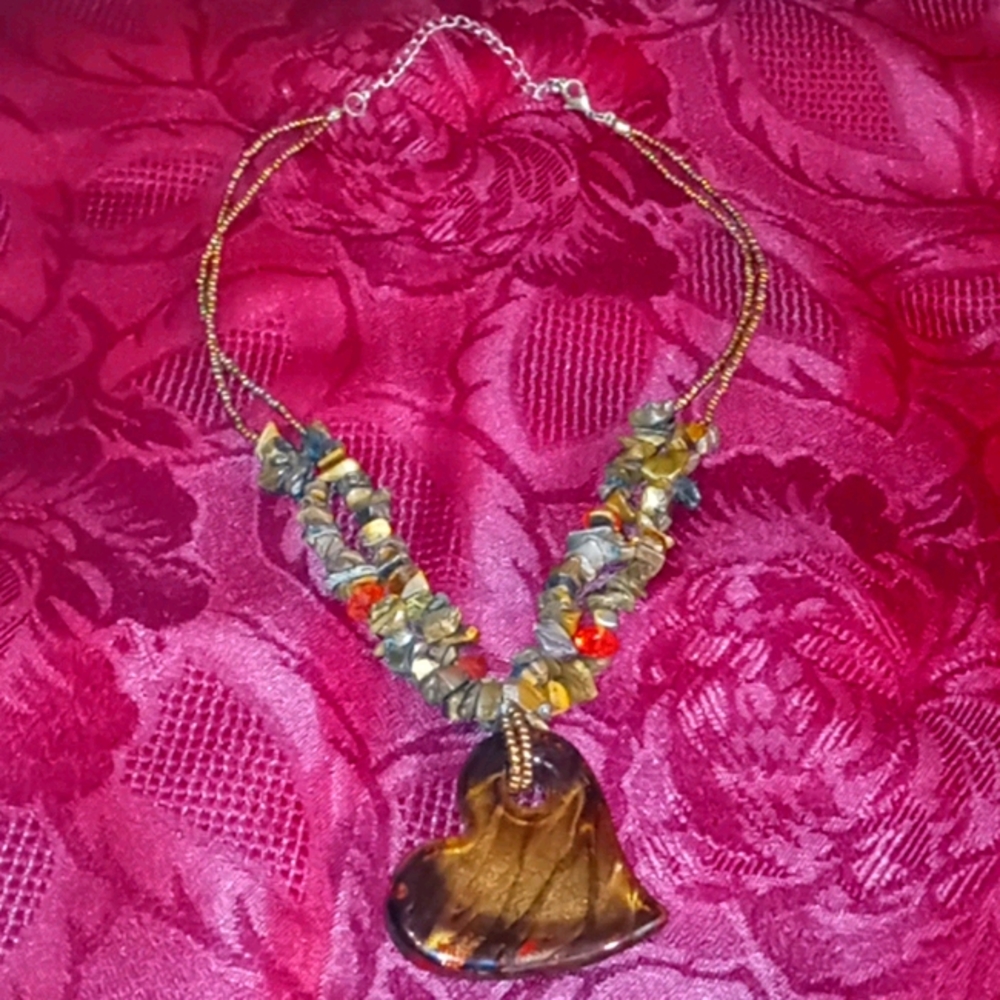 Pucka she'll Necklace with marble like heart